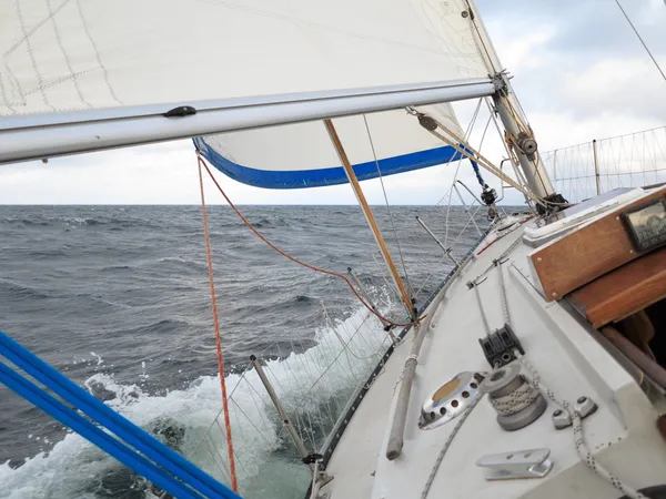 Zeilboot jacht zeilen in de blauwe zee. Toerisme — Stockfoto