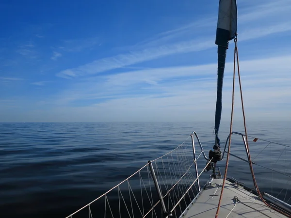 Zeilboot jacht zeilen in de blauwe zee. Toerisme — Stockfoto