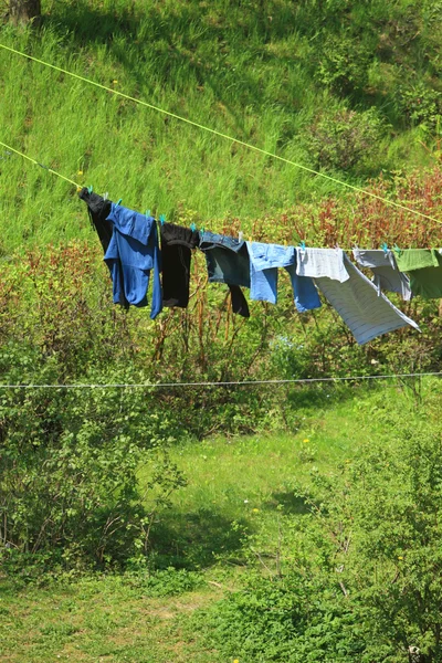 Roupas penduradas para secar em uma linha de lavanderia — Fotografia de Stock
