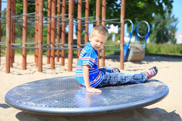 Junge oder Kind spielen auf Spielplatz — Stockfoto