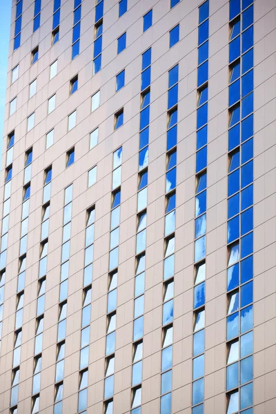 Modernes futuristisches Geschäftshaus in der Stadt — Stockfoto