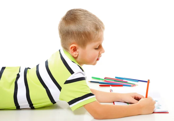 Νεαρό αγόρι παιδί εφιστά με μολύβια χρώματος απομονωθεί — Φωτογραφία Αρχείου