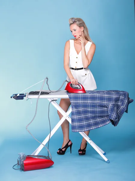 Pin up girl retro style portrait woman ironing — Stock Photo, Image