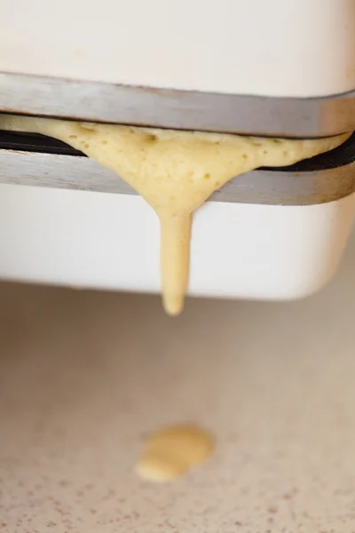 Waffeleisen bereitet Waffeln in der Küche zu — Stockfoto