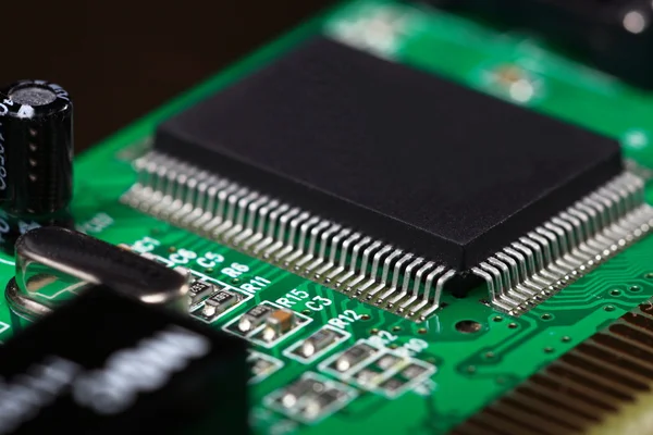 Placa de circuito impreso con componentes eléctricos —  Fotos de Stock