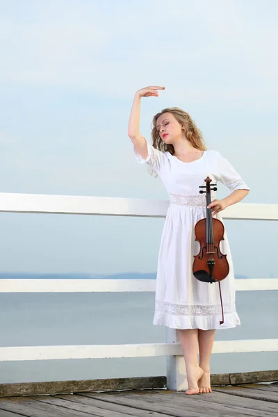La fille blonde avec un violon en plein air — Photo
