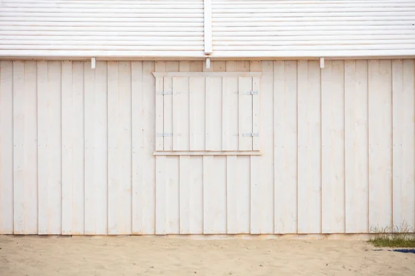 Parede de edifício de madeira branca na praia — Fotografia de Stock
