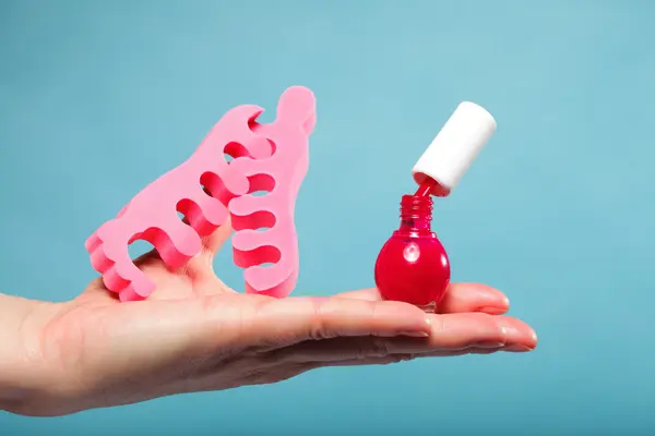 Teen scheidingstekens en voet pedicure rode nagellak — Stockfoto