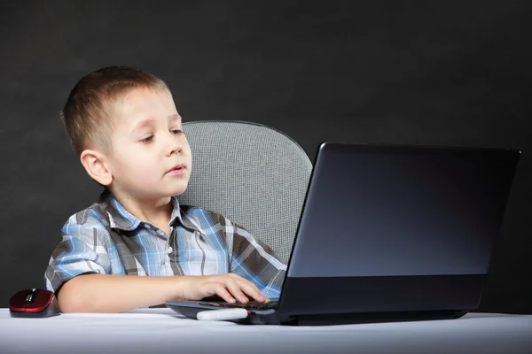 Комп'ютерна залежність дитина з ноутбуком — стокове фото