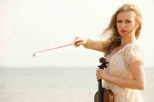 La ragazza bionda con un violino all'aperto — Foto Stock