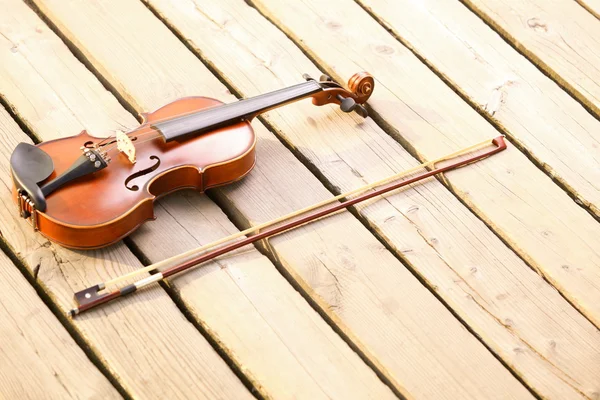 Violin on wooden pier. Music concept — Stock Photo, Image