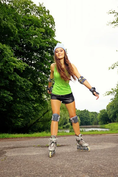 Vrouw rolschaatsen sport activiteit in park — Stockfoto