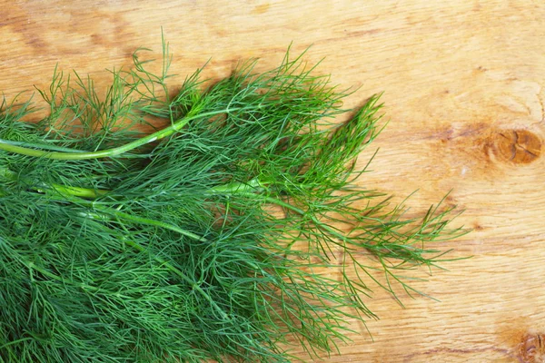 Букет свежей травы укропа на деревянном столе — стоковое фото