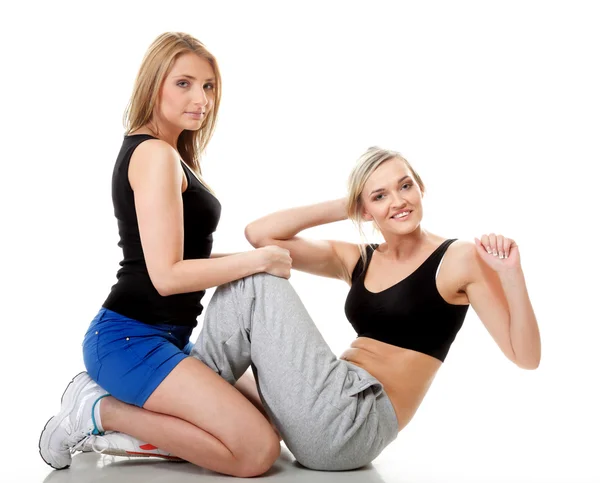 Twee vrouwen doen fitness oefening geïsoleerd — Stockfoto