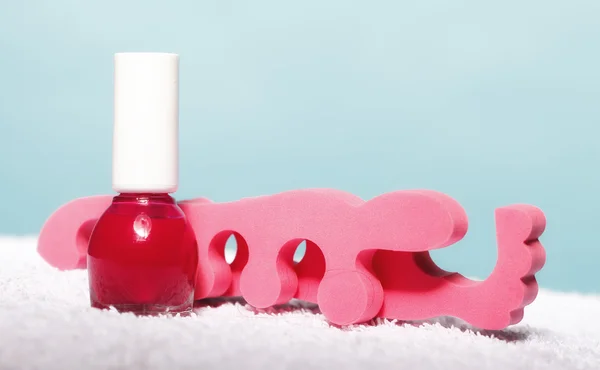 Fot pedikyr rött nagellack och tå separatorer — Stockfoto