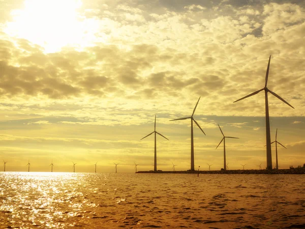 Windturbines krachtcentrale park in zee — Stockfoto