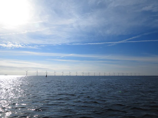 風力タービン発電所は海にあり — ストック写真