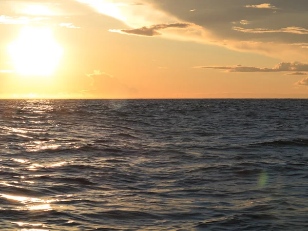 Pôr do sol dramático sobre o mar Báltico — Fotografia de Stock