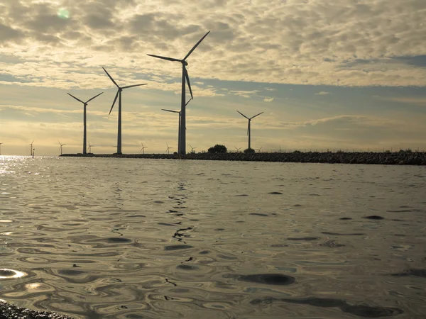 Větrné turbíny energie generátor farma na moři — Stock fotografie