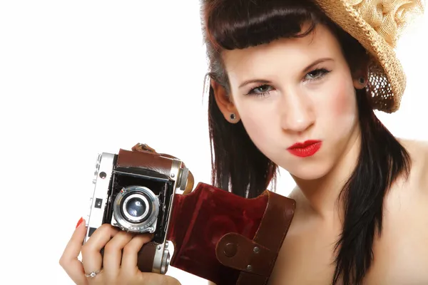 Bastante retro chica en sombrero con cámara vintage — Foto de Stock