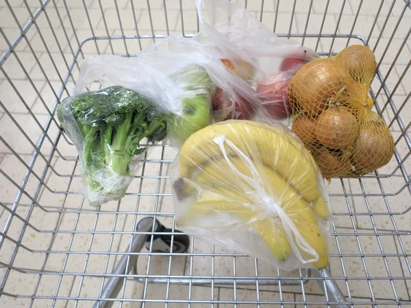 Kundvagn med matvaror i snabbköpet — Stockfoto