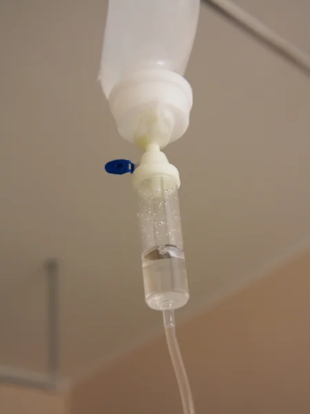 Infusion bottle with IV solution in hospital — Stock Photo, Image