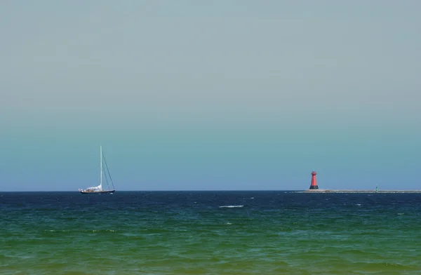 Море, небо, яхта и маяк — стоковое фото