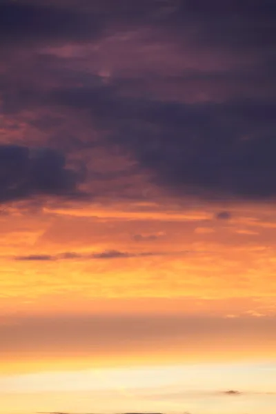 Dramatiska solnedgång soluppgång himlen med moln — Stockfoto