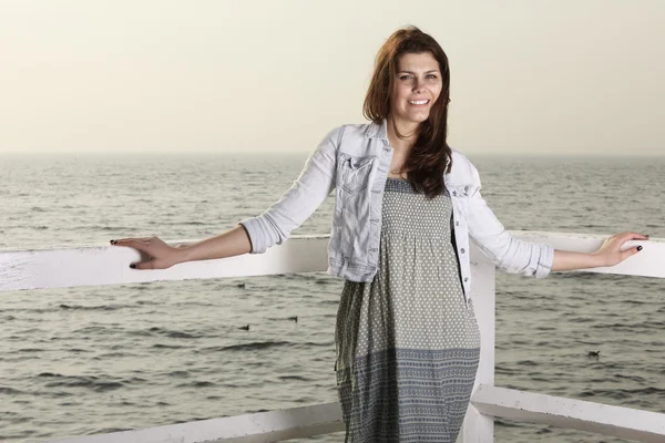 Junge Frau auf dem Pier — Stockfoto