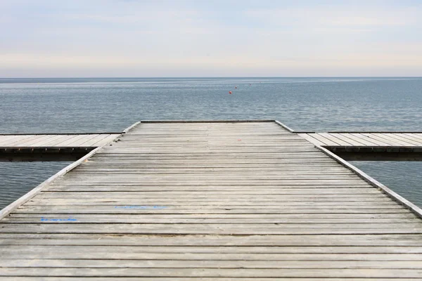 Gammal träpir vid havet — Stockfoto