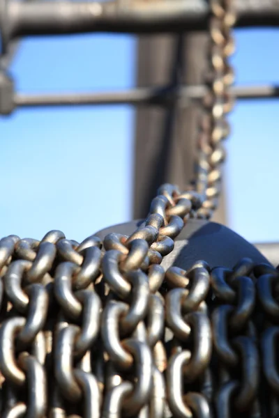 Oude roestige keten en kraan industrie machine — Stockfoto