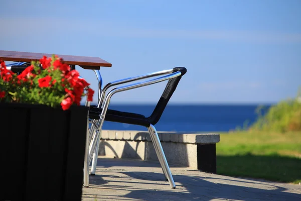 Seaside masa ve sandalyeler evin önünde — Stok fotoğraf