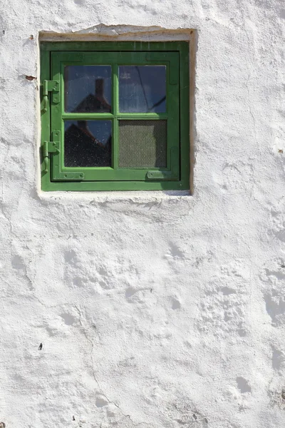 Ventana vieja verde en detalle de la arquitectura de pared blanca —  Fotos de Stock