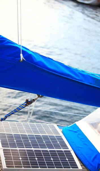 Solpaneler i segelbåt. Förnybar miljöenergi — Stockfoto