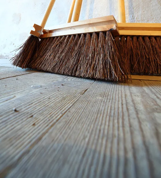 大扫帚上木地板做家务 — 图库照片