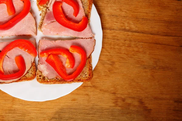 Ανοιχτό σάντουιτς με ζαμπόν πάπρικα κόκκινο — Φωτογραφία Αρχείου