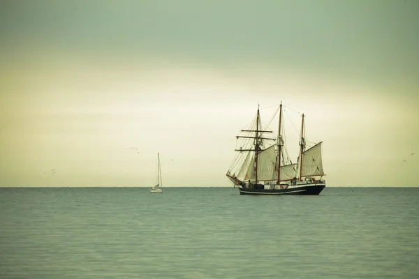 Mooie zeilschip op zee in de schemering — Stockfoto