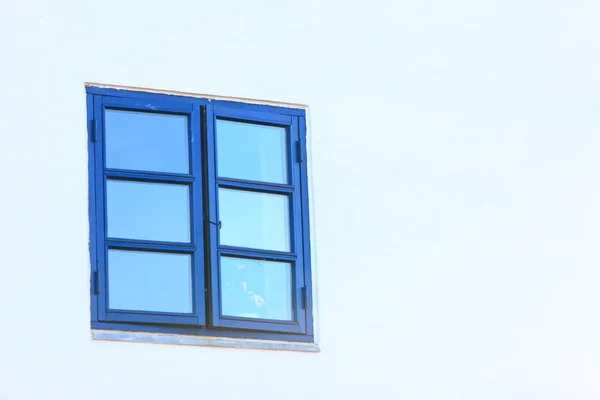 Ventana vieja azul en detalle de la arquitectura de pared blanca —  Fotos de Stock