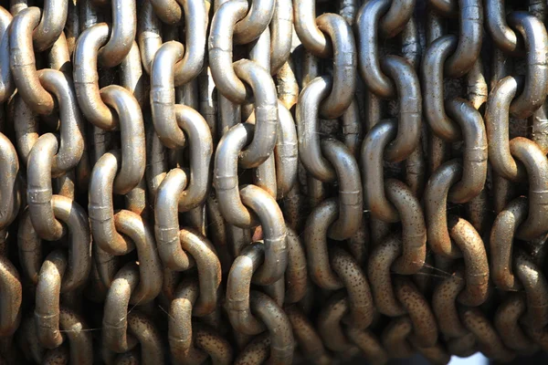 Closeup of large rusty chain links — Stock Photo, Image