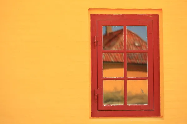 Červené okénko na oranžové zdi architektura detail — Stock fotografie