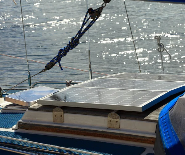 Solpaneler i segelbåt. Förnybar miljöenergi — Stockfoto