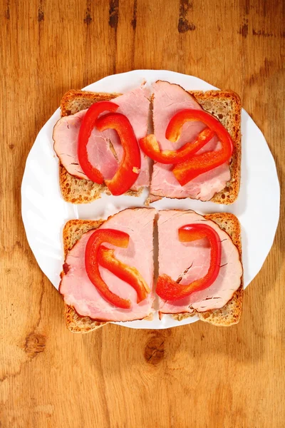 Kırmızı biberli sandviç. — Stok fotoğraf