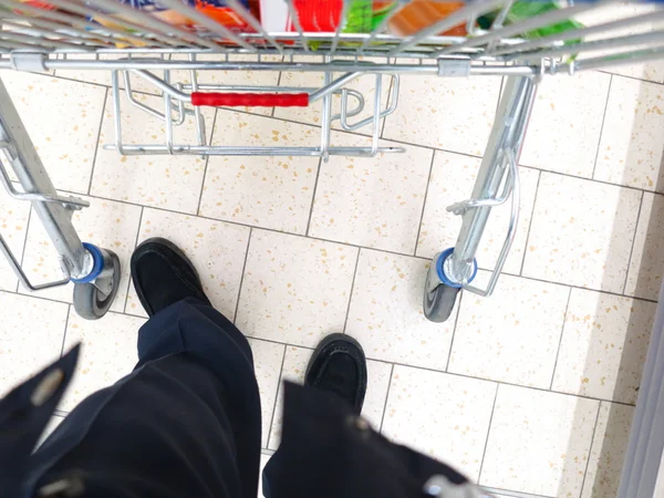 Blick auf einen Einkaufswagen im Supermarkt — Stockfoto