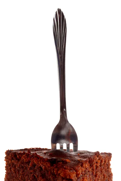 Кусок шоколадного торта с изолированной вилкой — стоковое фото