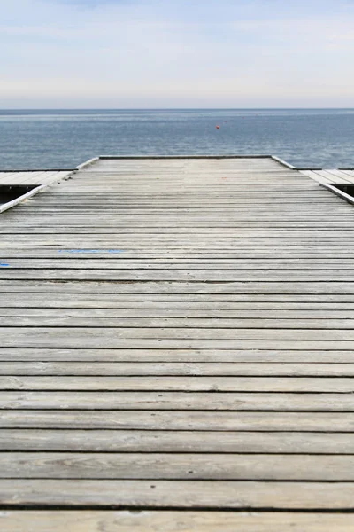 海に浮かぶ古い木製の桟橋 — ストック写真