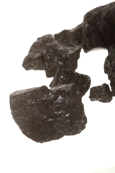Pezzi di carbone pepita di carbonio isolato su bianco — Foto Stock