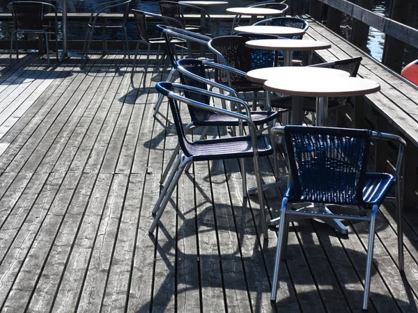 Venkovní restaurace café židle s tabulkou — Stock fotografie