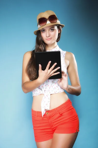 Девочка с планшетным компьютером читатель электронных книг тачпад ПК — стоковое фото
