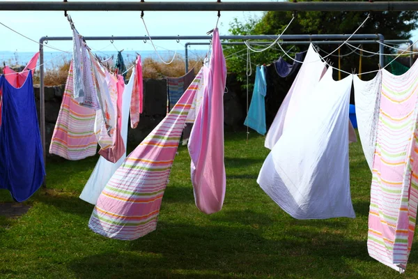 Ubrania wiszące do wyschnięcia na pralni — Zdjęcie stockowe