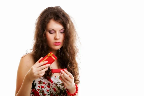 Ragazza apertura piccola scatola regalo rosso isolato — Foto Stock